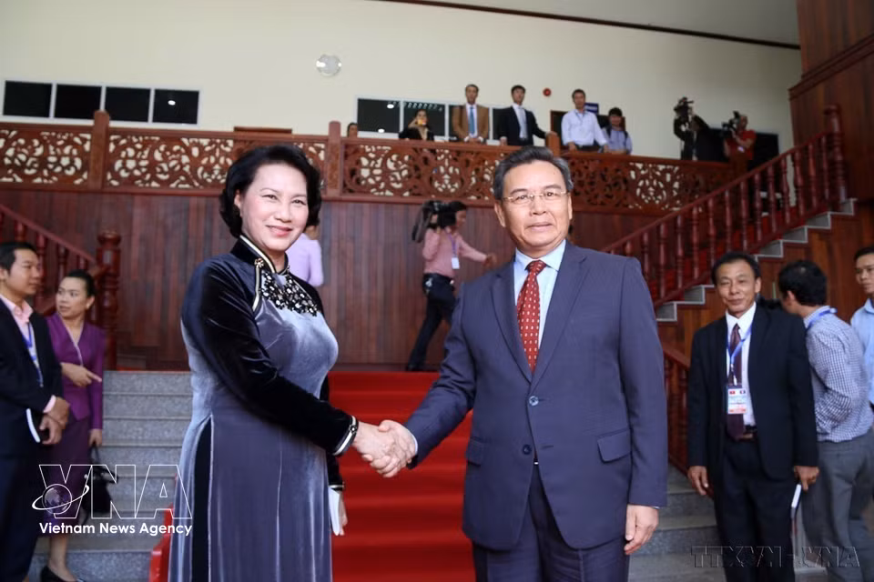 President of the National Assembly Nguyen Thi Kim Ngan meets with Xaysomphone Phomvihane, Politburo member and President of the Central Committee of the Lao Front for National Construction, during her official visit to Laos (September 27, 2016). (Photo: VNA)