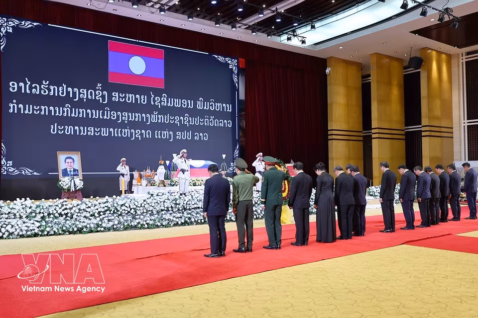 Politburo member and President of the National Assembly Tran Thanh Man, leads a high-ranking delegation of the Vietnamese Party and State, to pay tribute to Politburo member and President of the Lao National Assembly Xaysomphone Phomvihane.