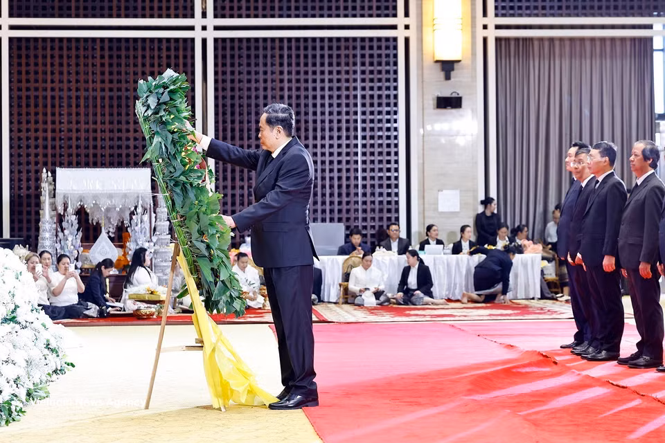 Politburo member and President of the National Assembly Tran Thanh Man, leads a high-ranking delegation of the Vietnamese Party and State, to pay tribute to Politburo member and President of the Lao National Assembly Xaysomphone Phomvihane. (Photo: VNA)