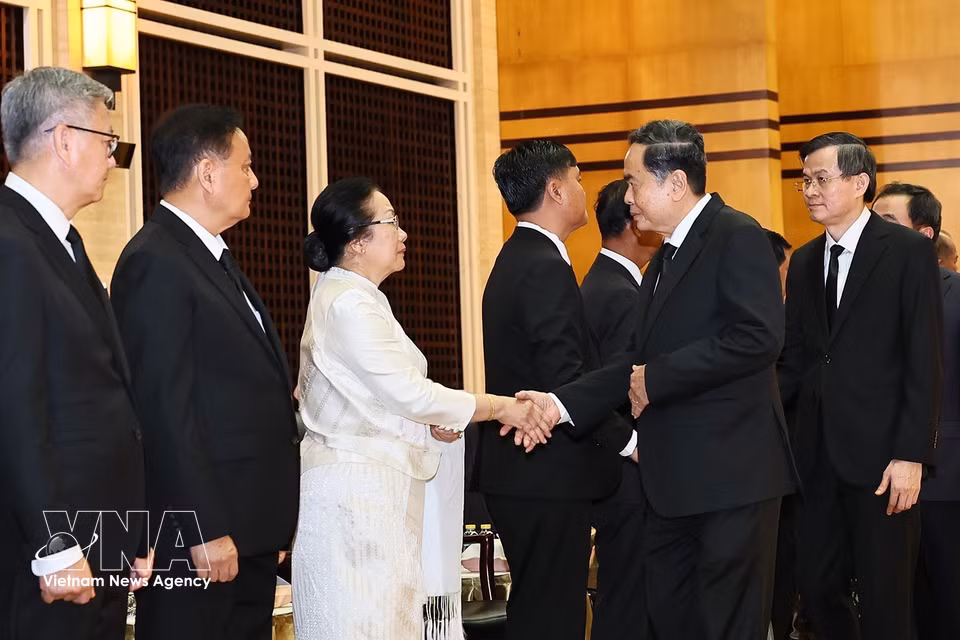 Politburo member and President of the National Assembly Tran Thanh Man, leads a high-ranking delegation of the Vietnamese Party and State, to pay tribute to Politburo member and President of the Lao National Assembly Xaysomphone Phomvihane. (Photo: VNA)