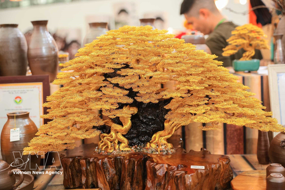 The ornamental bonsai artwork “Golden Branches and Jade Leaves” by artisan Tran Dien Dien. (Photo: VNA)