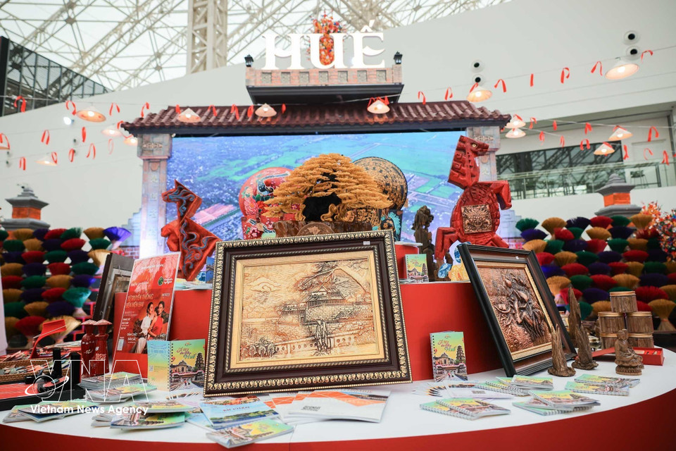 Hue’s long-standing and exquisitely crafted handicrafts showcased at the fair. (Photo: VNA)