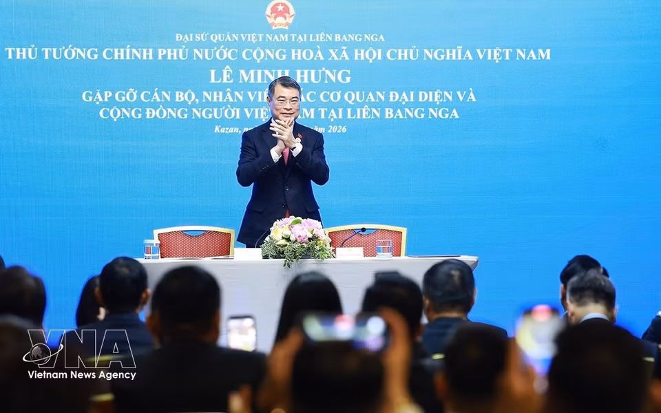 Prime Minister Le Minh Hungmeets Vietnamese diplomatic missions and overseas Vietnamese community in Russia (Photo: VNA)