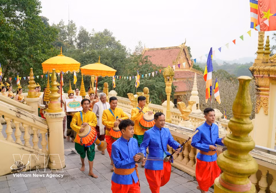 Traditional Khmer dances are an important part of the community’s cultural heritage. Preserved and handed down through generations, they help safeguard ethnic identity while enriching Vietnam’s cultural heritage. (Photo: VNA)