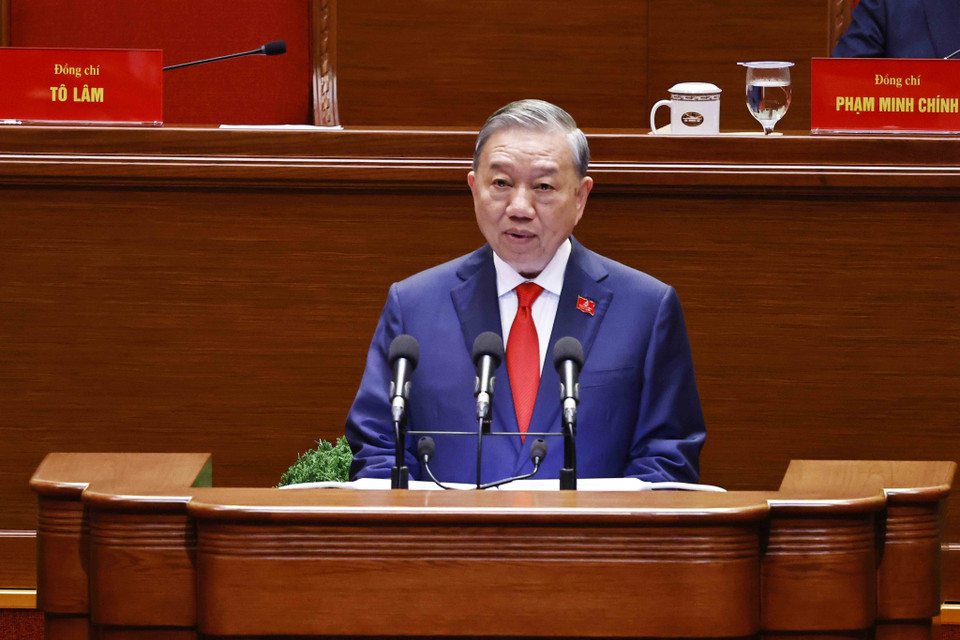 Party General Secretary To Lam presents the Report of the 13th Party Central Committee on the documents submitted to the 14th National Party Congress. (Photo: VNA)