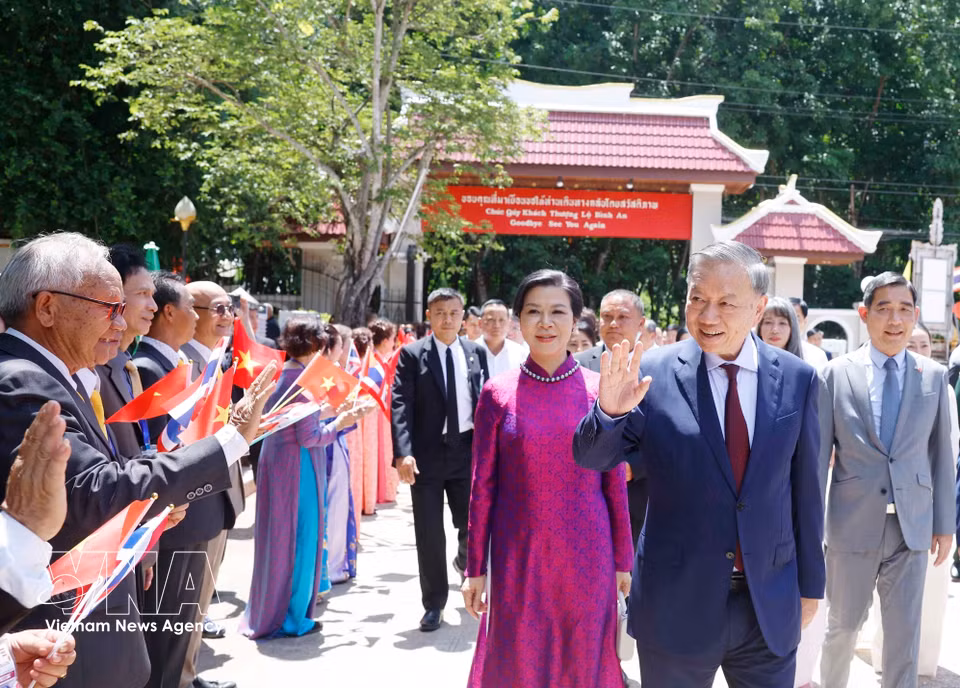 Party General Secretary and State President To Lam and his spouse visit the Ho Chi Minh Memorial Site in Udon Thani (Photo: VNA)