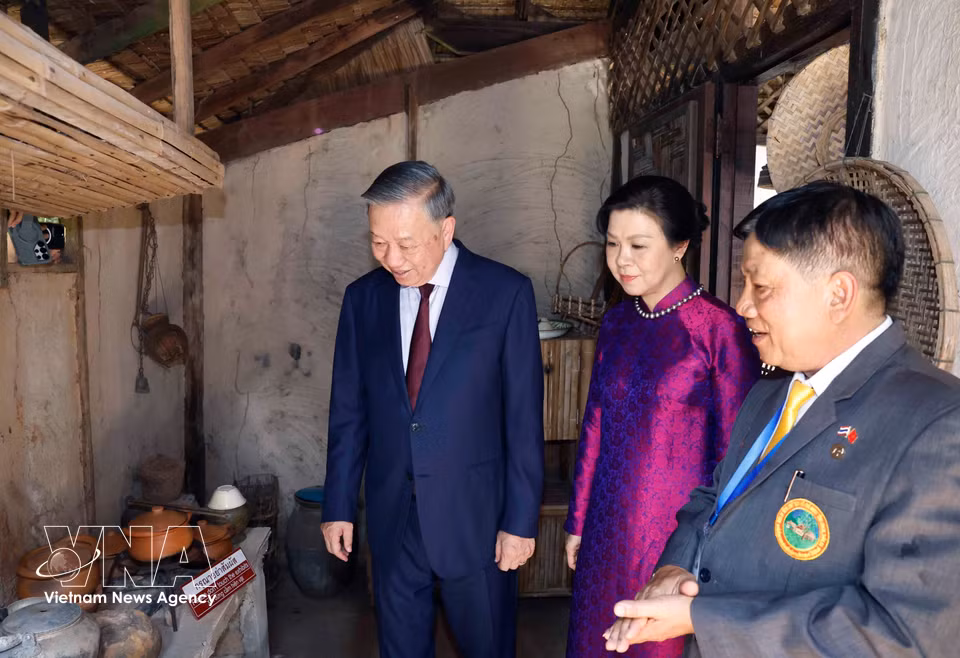 Party General Secretary and State President To Lam and his spouse visit the Ho Chi Minh Memorial Site in Udon Thani, where President Ho Chi Minh lived and carried out revolutionary activities during 1928–1929. (Photo: VNA)