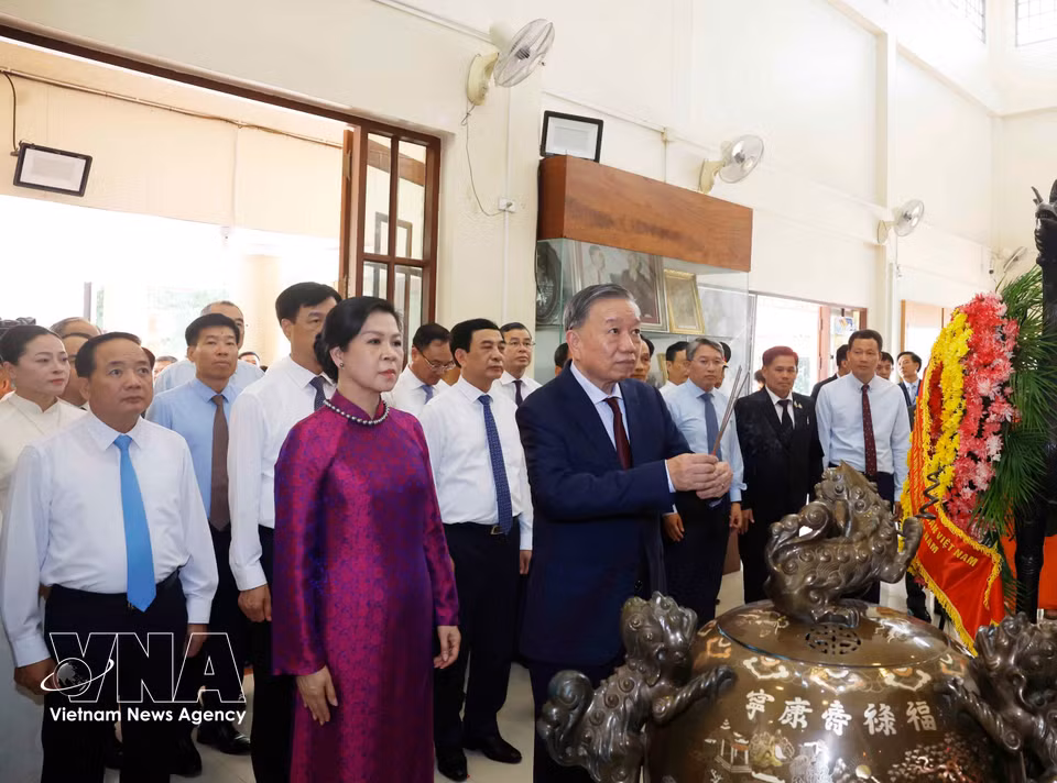 Party General Secretary and State President To Lam, his spouse, and a high-ranking Vietnamese delegation offer incense and flowers at the Ho Chi Minh Memorial Site in Udon Thani province, Thailand. (Photo: VNA)