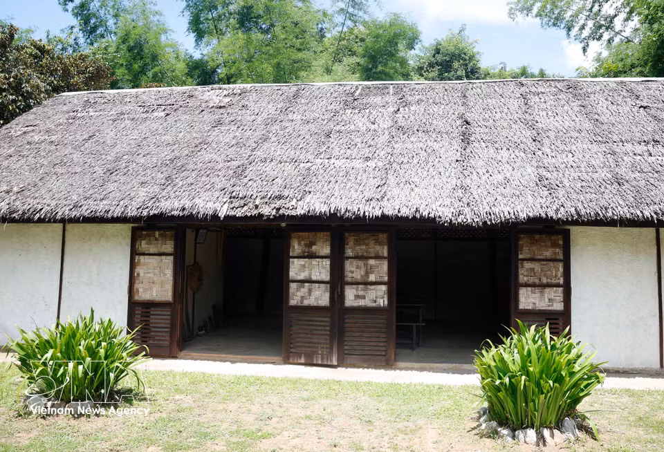 The three-room thatched-roof house at the Ho Chi Minh Memorial Site was reconstructed based on the original residence where President Ho Chi Minh once lived, featuring a simple thatched roof, clay walls, and a floor paved with terracotta tiles. (Photo: VNA)