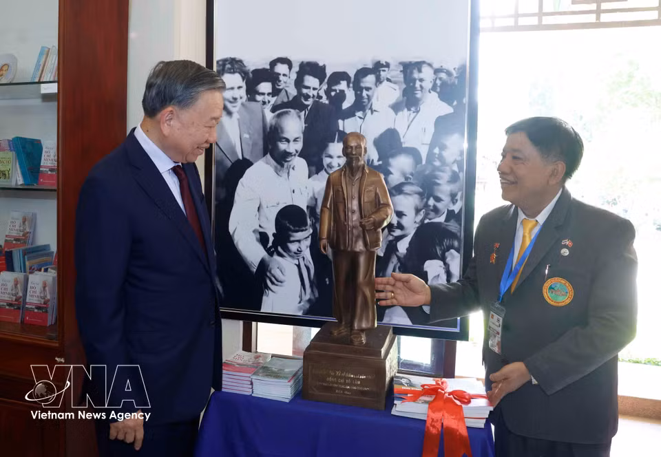 Party General Secretary and State President To Lam presents a statue of President Ho Chi Minh to the Management Board of the Ho Chi Minh Memorial Site in Udon Thani province, Thailand. (Photo: VNA)