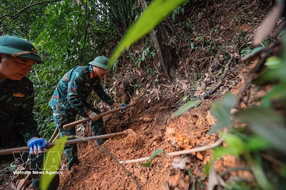 Team members conduct searches at a site in Minh Tan Commune suspected of containing martyrs’ remains. (Photo: VNA)