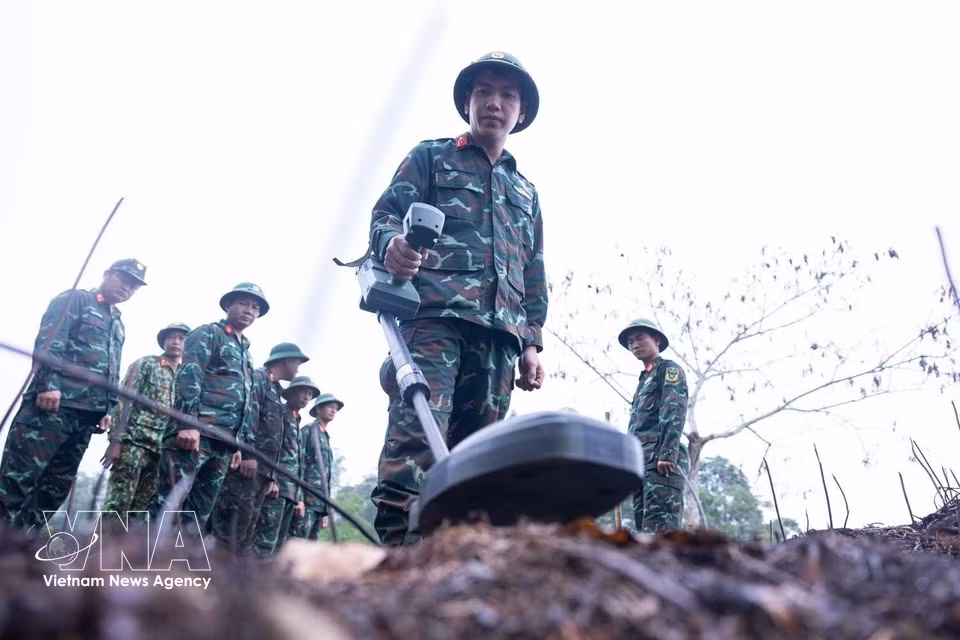Members of the Martyrs’ Remains Search and Recovery Team familiarise themselves with and master the use of mine detectors to ensure that search areas are free from landmines and explosive remnants of war before operations begin. (Photo: VNA)