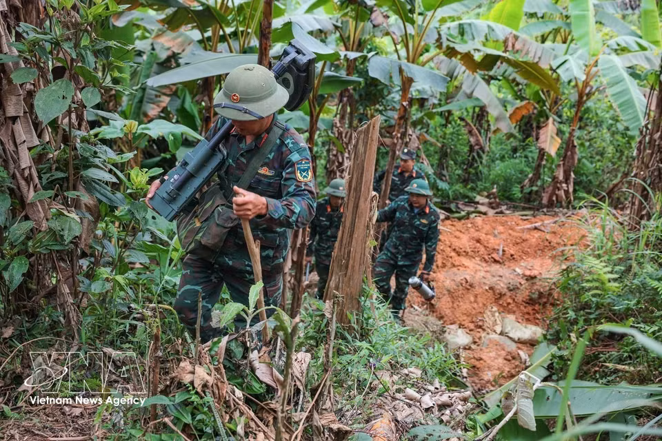The steep and rugged mountainous terrain makes the journey to search sites arduous and challenging for team members. (Photo: VNA)