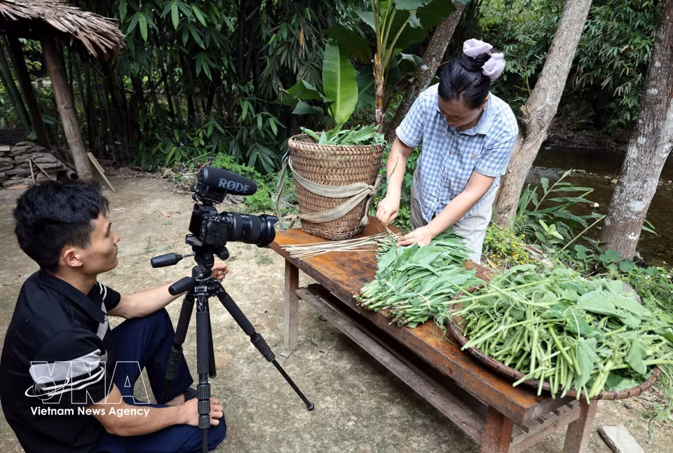 Ly Thi Ca, a Dao ethnic content creator with millions of followers, films videos introducing local products in Khau Cau village, Lam Binh commune. (Photo: VNA)