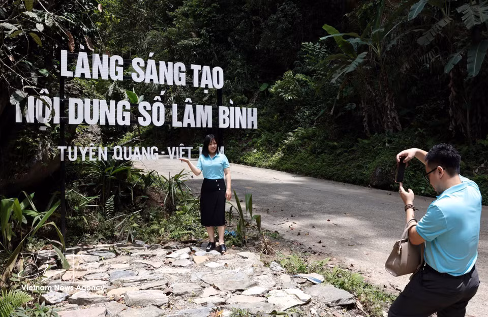 Visitors take photos at the Digital Content Creation Village in Lam Binh commune, Tuyen Quang province. (Photo: VNA)