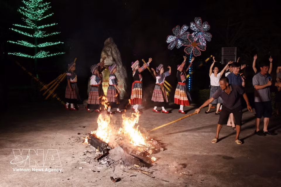 Local ethnic residents join visitors around a campfire in Lam Binh commune, Tuyen Quang province. (Photo: VNA)