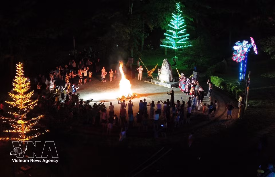 Visitors and local residents gather around a campfire in Lam Binh commune, Tuyen Quang province. (Photo: VNA)