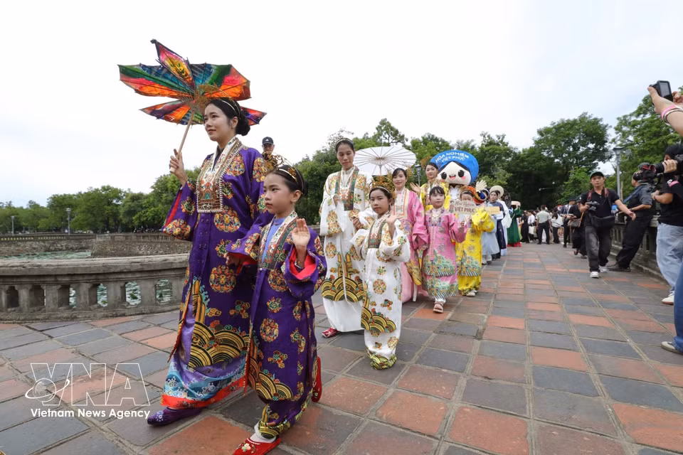 Bach hoa bo hanh means "Parade of a Hundred Flowers", drawing a large number of participants nationwide. (Photo: VNA)