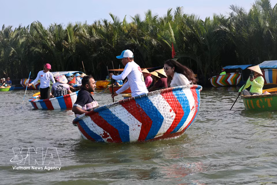 Visitors drift along on small basket boats to explore Cam Thanh coconut village, named among the world’s 50 most beautiful villages in 2025. (Photo: VNA)