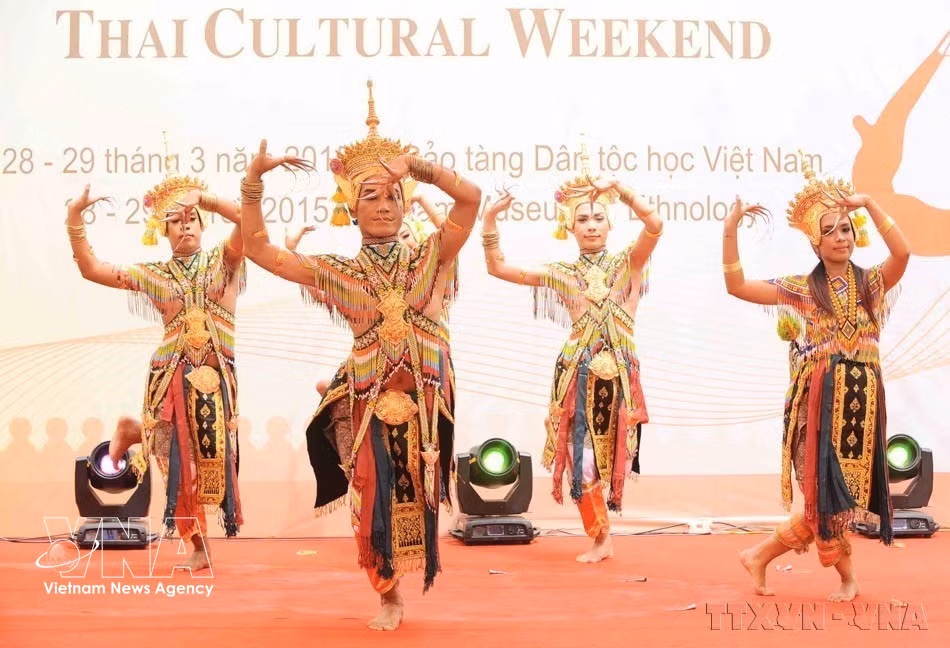 Thai artists perform the traditional “Nora” dance at the “Thai Culture at the Weekend” programme, jointly organised by the Vietnam Museum of Ethnology and the Royal Thai Embassy in Hanoi on March 28, 2015. (Photo: VNA)