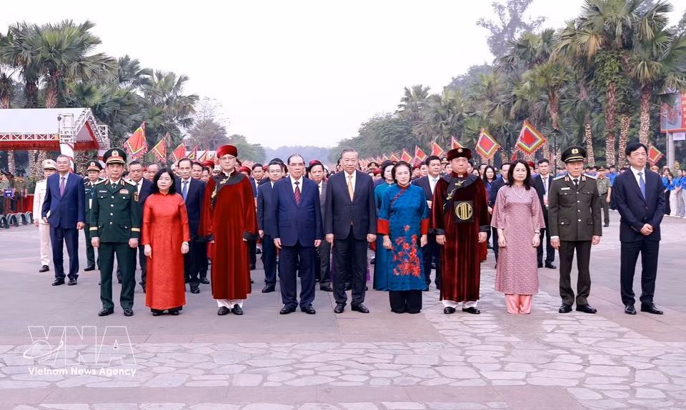 Party General Secretary and President To Lam, together with incumbent and former leaders of the Party and State, pay tributes to Hung Kings. (Photo: VNA)