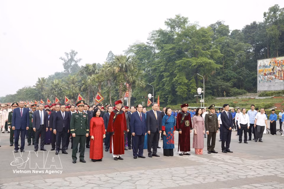 Party General Secretary and President To Lam, together with incumbent and former leaders of the Party and State, set out for Nghia Linh Mountain to offer incense in commemoration of the Hung Kings. (Photo: VNA)