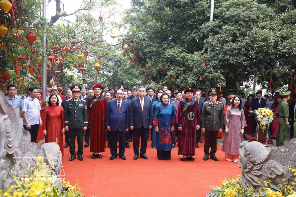 Party General Secretary and President To Lam, together with incumbent and former leaders of the Party and State, pay tributes to Hung Kings. (Photo: VNA)