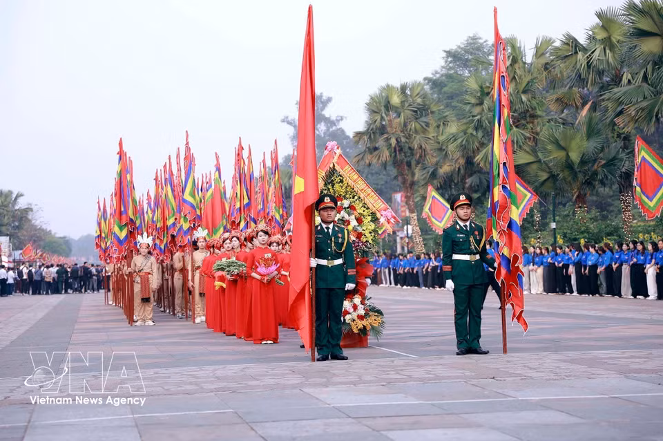 The ceremonial palanquin procession prepares to set out for Nghia Linh Mountain, where the Hung Kings are worshipped. (Photo: VNA)