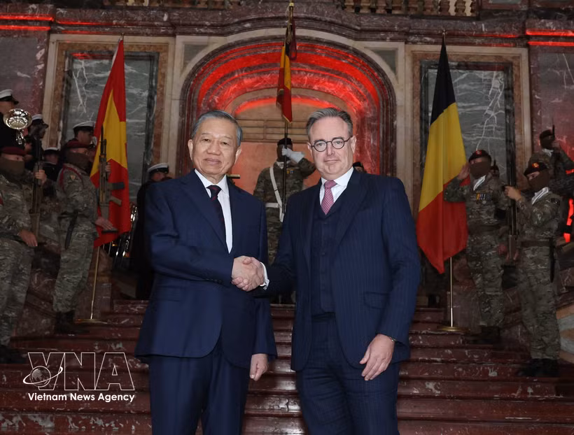 Belgian Prime Minister Bart De Wever welcomes General Secretary of the Communist Party of Vietnam Central Committee and President To Lam at Egmont Palace in Brussels at October 23 noon (local time). Photo: VNA