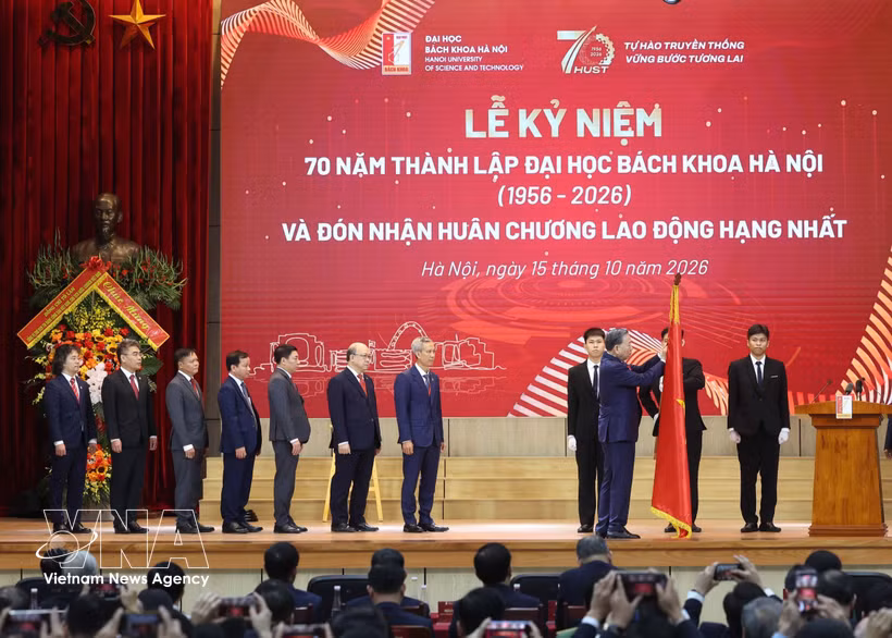 Party General Secretary and President To Lam presents the First-Class Labour Order to Hanoi University of Science and Technology. Photo: VNA