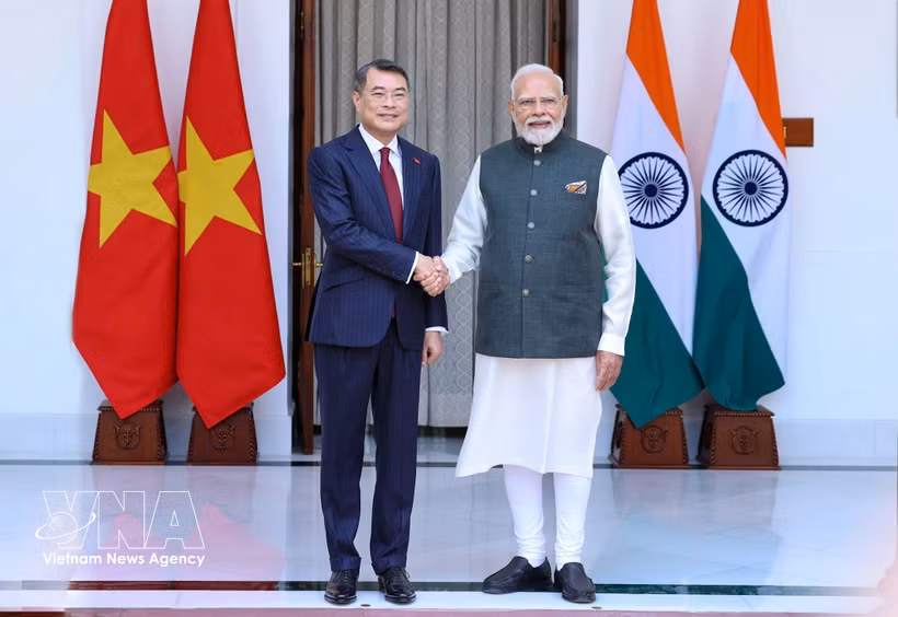 Prime Minister Le Minh Hung (L) shakes hands with his Indian counterpart Narendra Modi before their talks in New Delhi on September 12. (Photo: VNA)