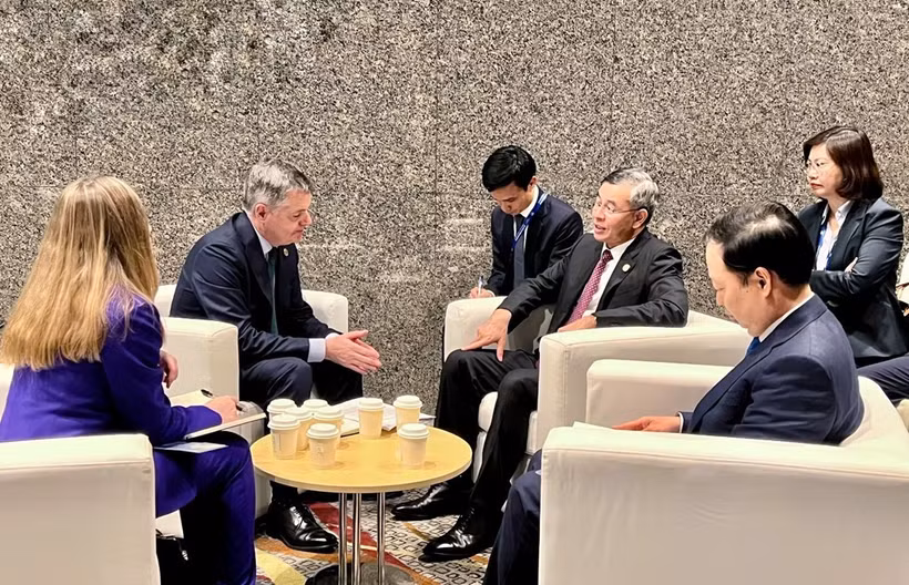 At the October 20 working session between Minister of Finance Ngo Van Tuan and the WBG delegation, led by Paschal Donohoe, Managing Director and Chief Knowledge Officer, on the sidelines of the 2026 APEC Finance Ministers’ Meeting in Hong Kong (China). Photo: Ministry of Finance.