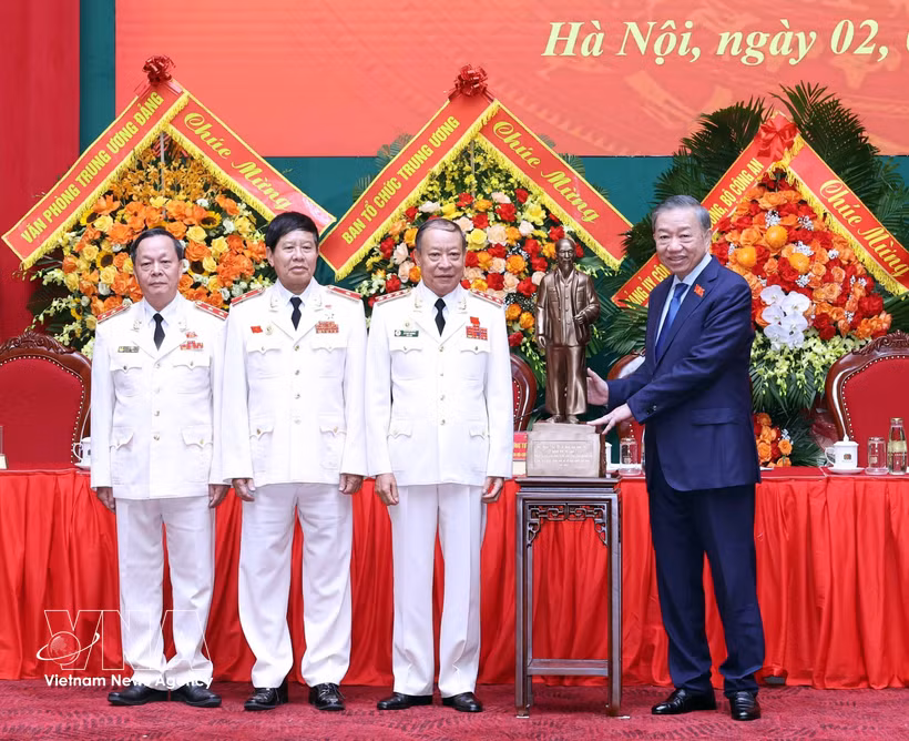 General Secretary of the Communist Party of Vietnam Central Committee and President To Lam presents a statue of President Ho Chi Minh to the Vietnam Association of Former People's Public Security Officers. Photo: VNA