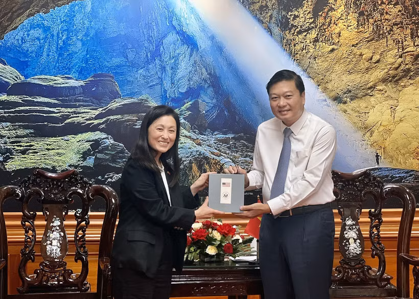 US Ambassador to Vietnam Jennifer Wicks presents a souvenir to Chairman of the Quang Tri provincial People’s Committee Le Hong Vinh. Photo: VNA