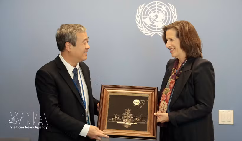 Ngo Dong Hai, Vice Chairman of the Party Central Committee's Commission for Publicity, presents a gift to Melissa Fleming, UN Under-Secretary-General for Global Communications. Photo: VNA.