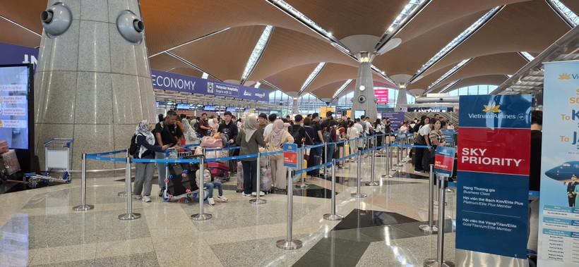 Passengers line up for check-in procedures at Kuala Lumpur International Airport (Photo: VNA)