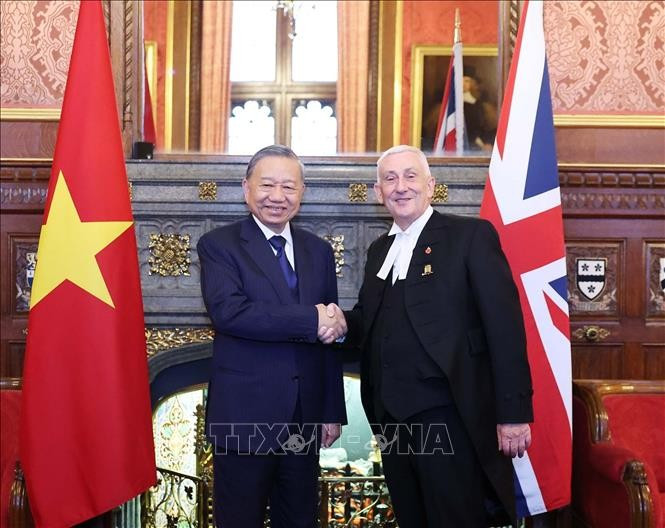 General Secretary of the Communist Party of Vietnam (CPV) Central Committee To Lam (L) meets with Speaker of the UK House of Commons Lindsay Hoyle (Photo: VNA)