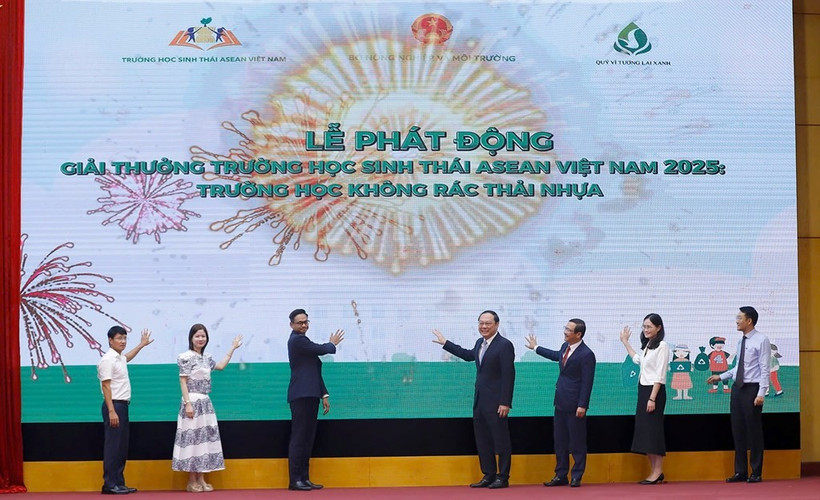 Delegates launch the ASEAN Eco-Schools Award 2025. (Photo: VNA)