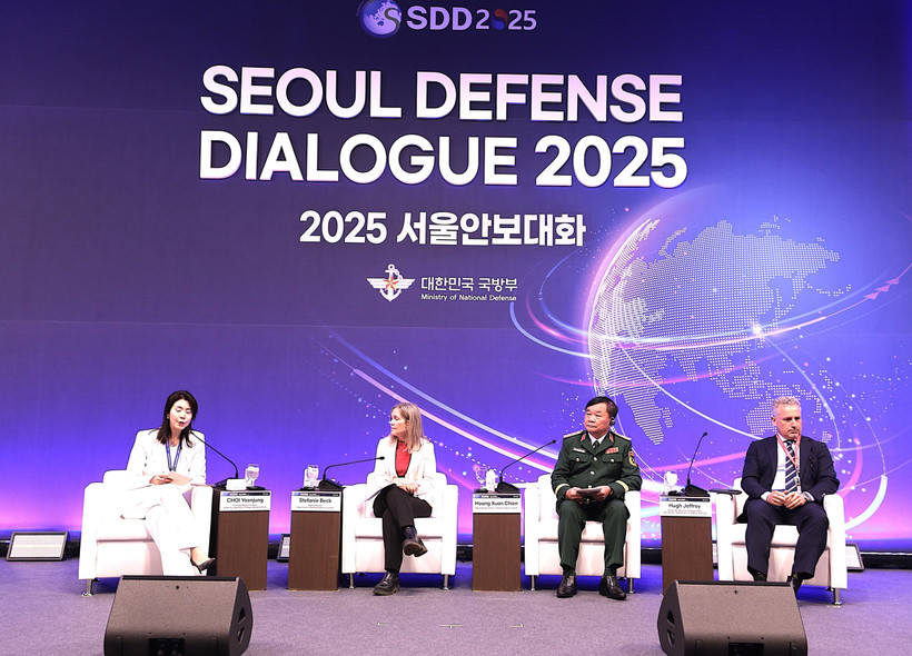 Deputy Minister of National Defence Sen. Lieut. Gen. Hoang Xuan Chien (second from right) attends the 14th Seoul Defence Dialogue's session on reducing military tensions and establishing long-term trust. (Photo: VNA)