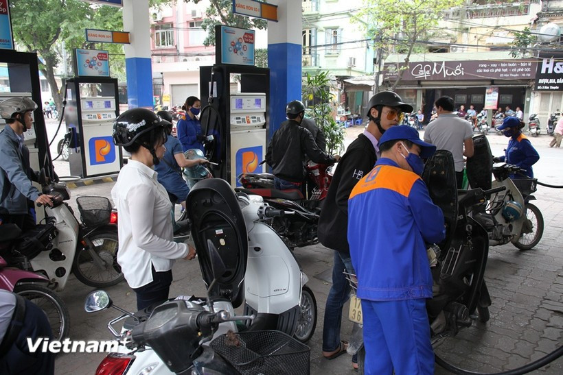 The maximum retail price of E5 RON92 petrol increases by 207 VND to 19,608 VND (0.75 USD) per litre. (Photo: VNA)