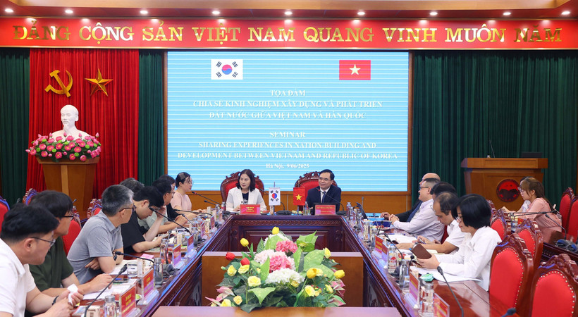 At the seminar between Associate Professor Dr. Duong Trung Y, Vice President of the Ho Chi Minh National Academy of Politics, and the delegation from the National Institute for Unification Education (NIU) of the Republic of Korea. (Photo: VNA)