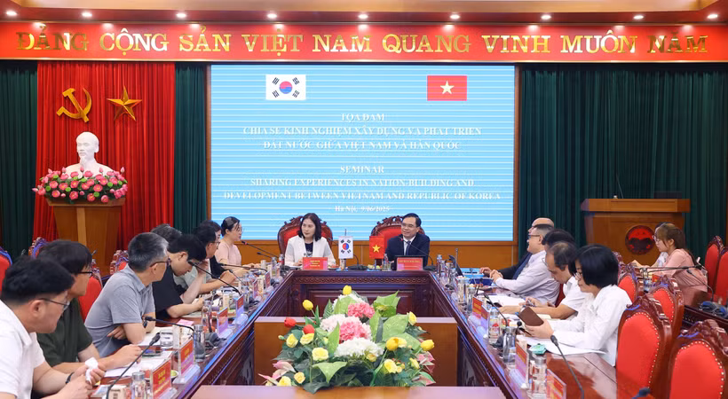 At the seminar between Associate Professor Dr. Duong Trung Y, Vice President of the Ho Chi Minh National Academy of Politics, and the delegation from the National Institute for Unification Education (NIU) of the Republic of Korea. (Photo: VNA)