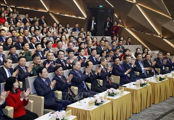 Party General Secretary To Lam (fourth from left) and other delegates attend the “Ho Chi Minh – Journey of Aspiration 2025” programme (Photo: VNA)
