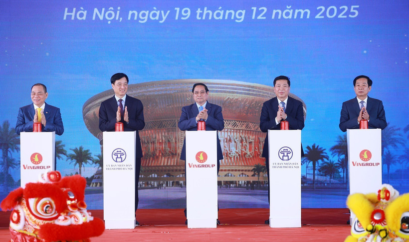 Prime Minister Pham Minh Chinh (C) and officials press the buttons to inaugurate, commence, or technically open 234 key projects and works across the country on December 19. (Photo: VNA)