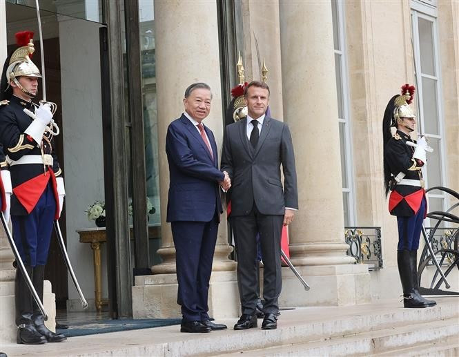 On October 7, 2024, Party General Secretary and State President To Lam attends an official welcome ceremony hosted by French President Emmanuel Macron. (Photo: VNA) 