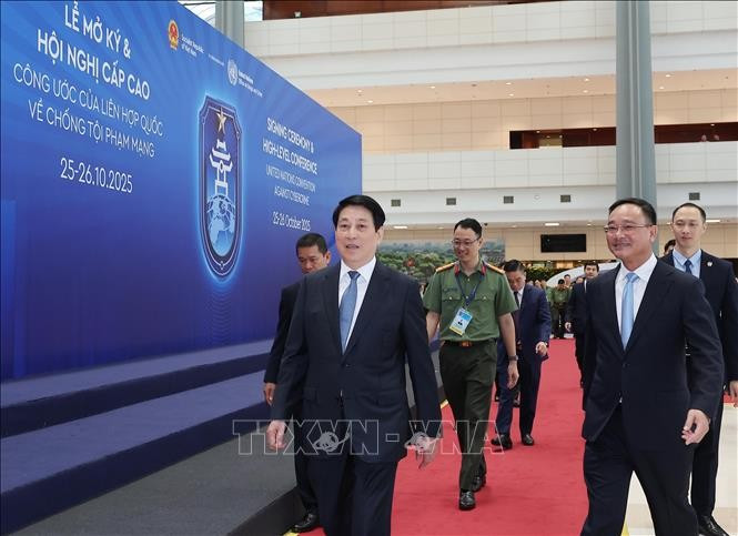 State President Luong Cuong (L) inspects preparations for the signing ceremony of the United Nations Convention against Cybercrime at the National Convention Centre in Hanoi. (Photo: VNA)