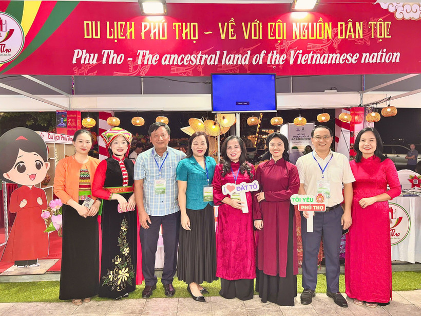 Participants pose for a photo at the booth of Phu Tho at the Lao Cai International Travel Mart (Photo: baophutho.vn)