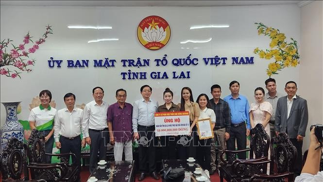 Nutifood hands over 10 billion VND to the Vietnam Fatherland Front Committee of Gia Lai province (Photo: VNA)