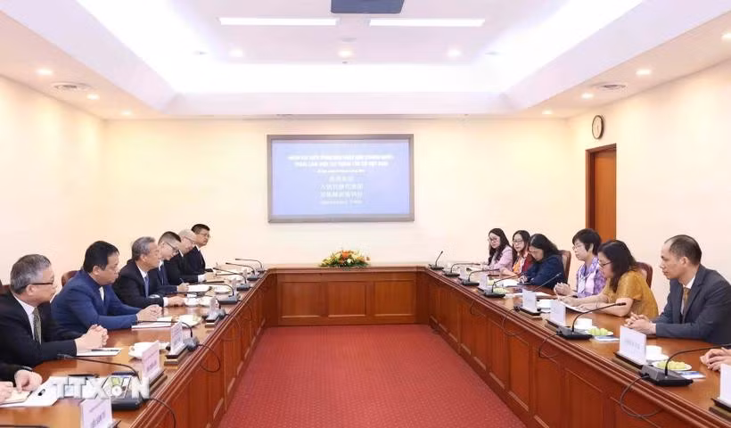 The meeting between Vietnam News Agency General Director Vu Viet Trang and Chen Jianwen, Editor-in-Chief of the People's Daily of China, in Hanoi on March 24. (Photo: VNA)