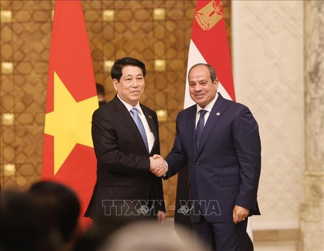 State President Luong Cuong (L) and Egyptian President Abdel Fattah El‑Sisi. (Photo: VNA)